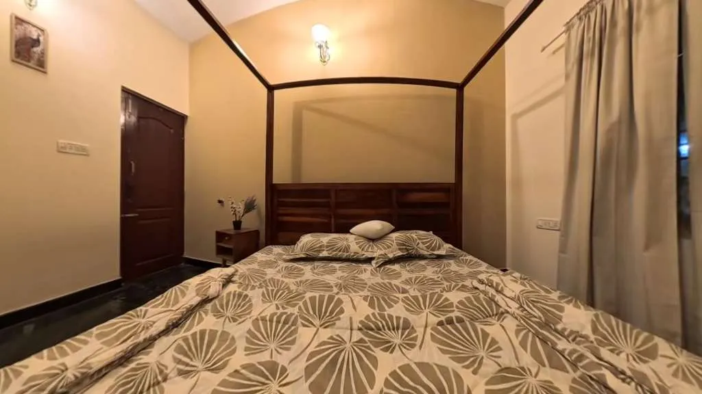 Room 02
